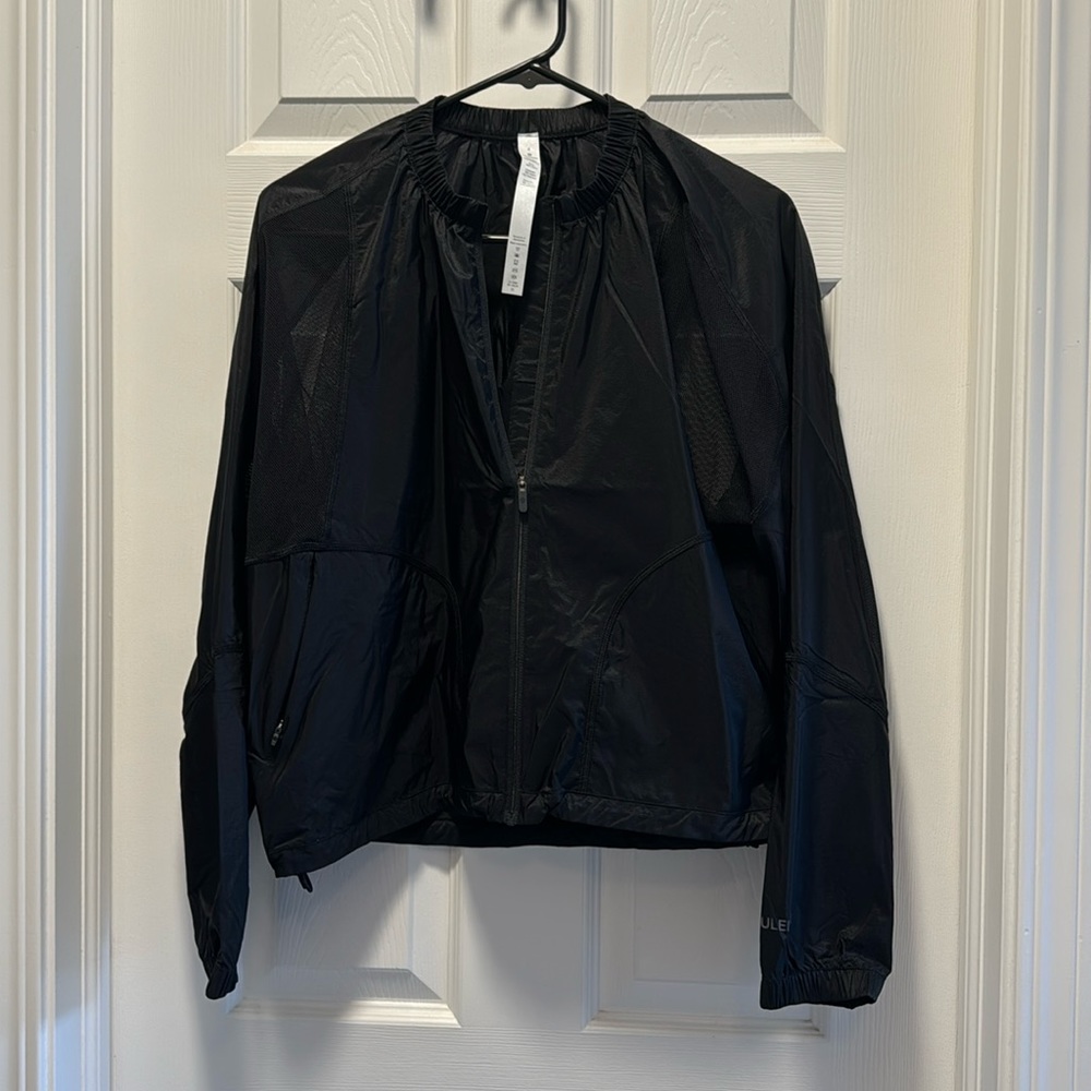 NWOT Lululemon light weight jacket mesh on sides size 4